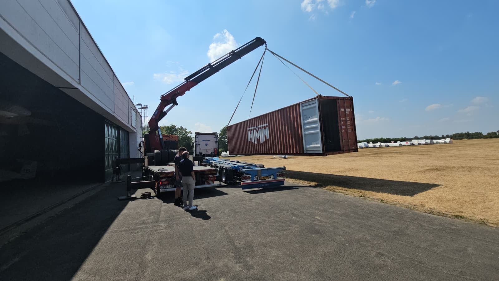 Der Container mit dem Arcus T wird per Kran am Flugplatz Krefeld-Egelsberg abgesetzt