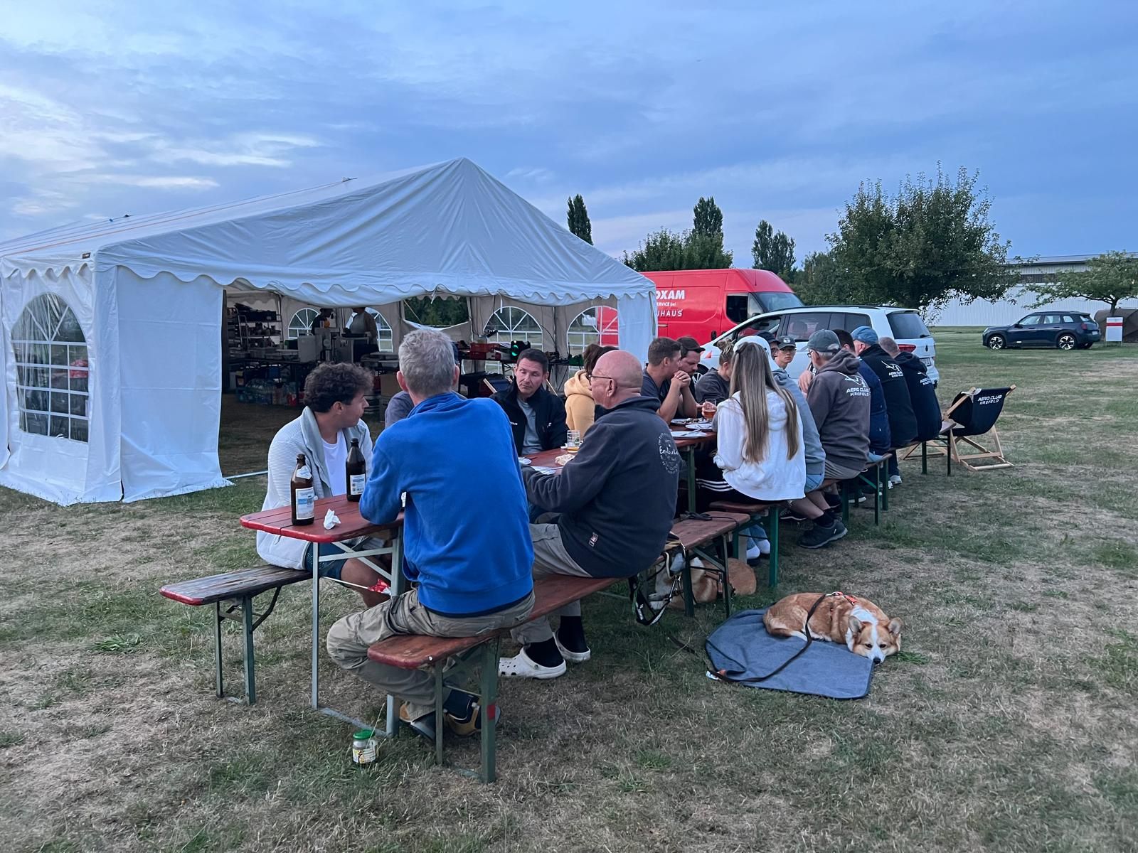 Aeroclub Krefeld beim gemeinsamen Abendessen vor dem Gruppenzelt