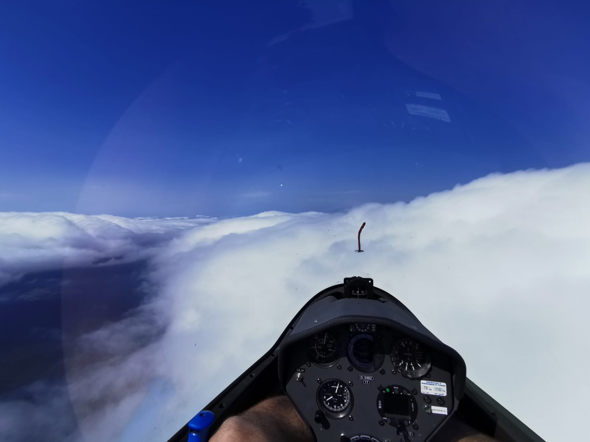 Wellenflug mit charakteristischen Wellenwolken über Lüsse
