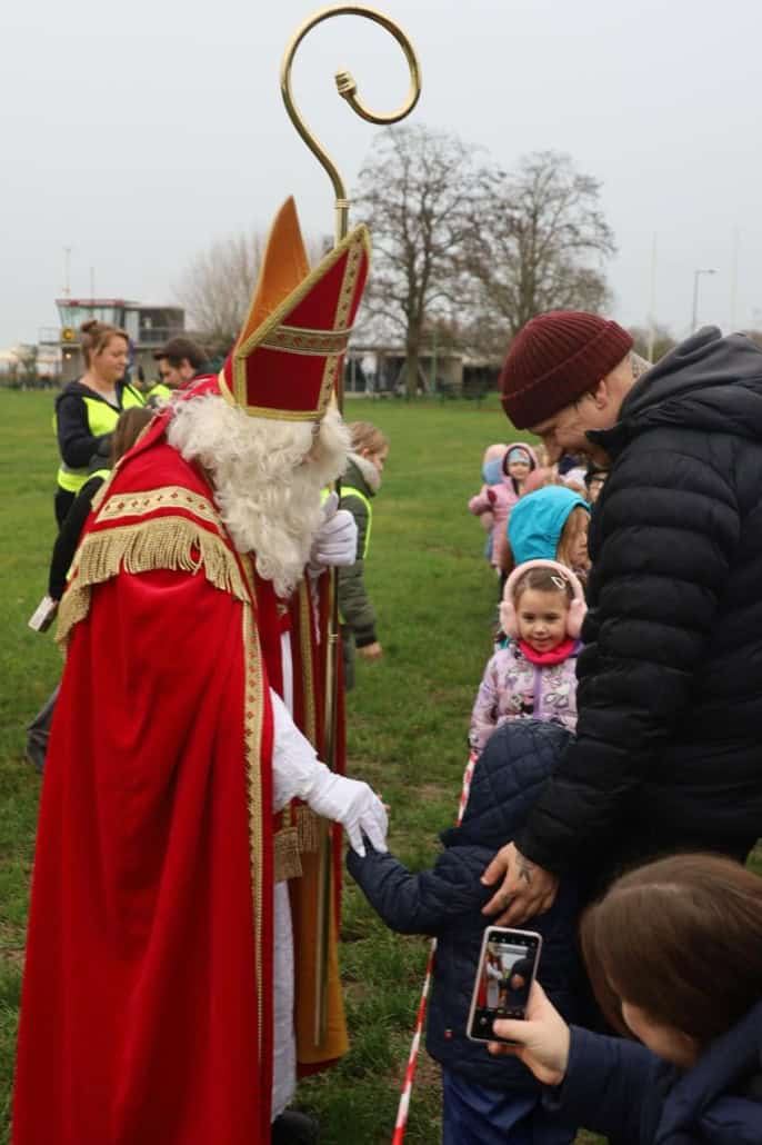 Kinder beim Empfang des Nikolaus