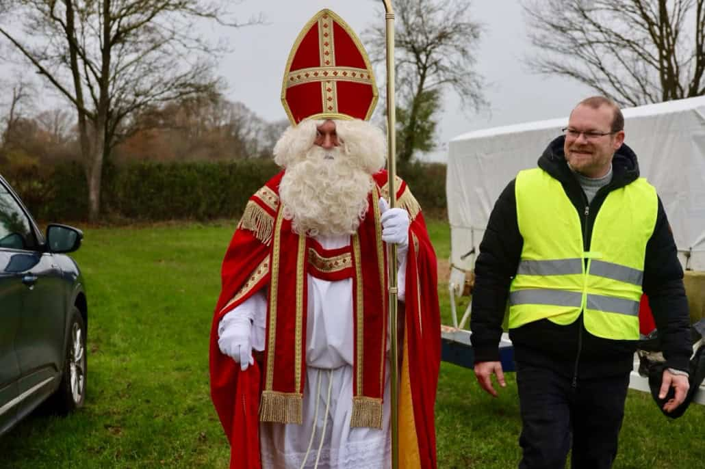 Nikolaus landet mit dem Flugzeug auf dem Egelsberg beim Aero Club Krefeld